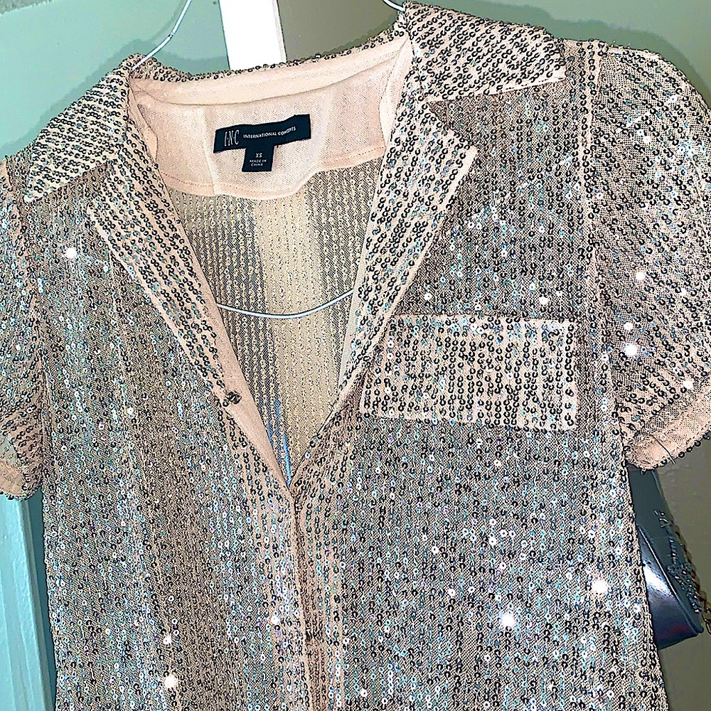 Dressy Button up top.. Perfectly paired with a skirt/ or slacks!😍